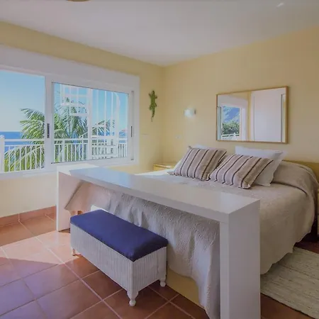 Villa In Protected Space In Front Of The Sea *